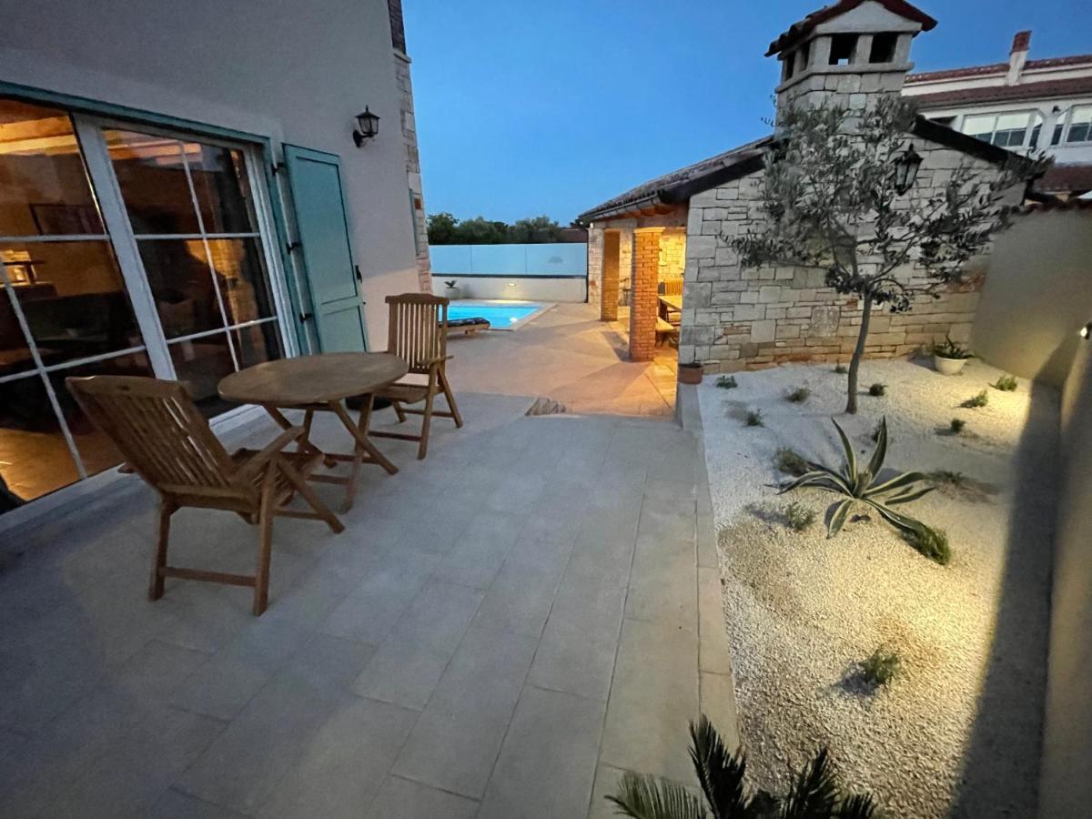 Moderne Istrische Steinvilla - 4 Sterne Mit Privatem, Beheizbaren Pool & Meerblick Kavran Exterior foto